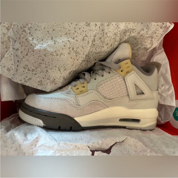 Authentic! Brand new! Jordan 4 Retro SE Craft photon Dust (GS) - Picture 8 of 8